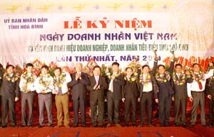 UBND tỉnh tổ chức tôn vinh danh hiệu doanh nghiệp, doanh nhân tiêu biểu tỉnh lần thứ nhất năm 2011. Ảnh Lê Chung.